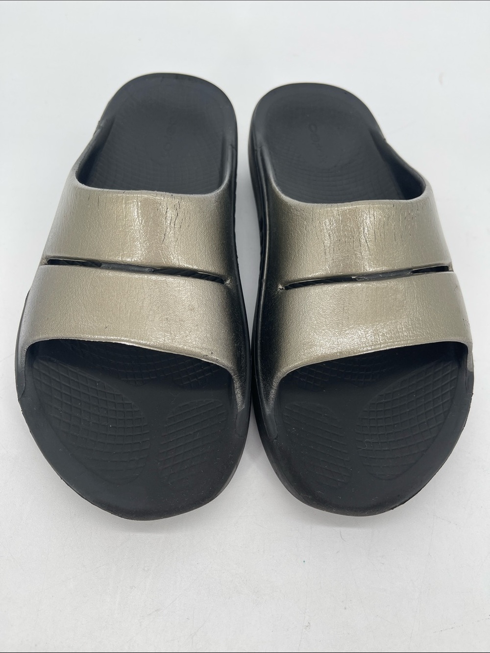 OOFOS Metallic Silver and Black Recovery Slide Unisex Women 10/Men 8